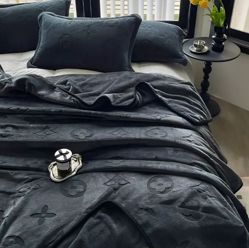 LV Luxurious velvet bedding set